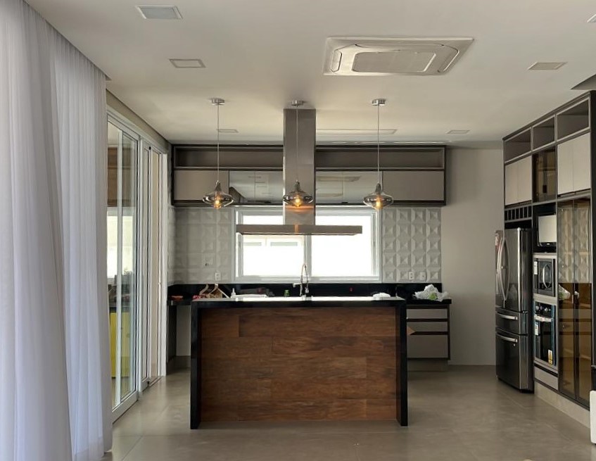 Luminária de teto pendente moderno Luna em vidro fumê instalada em cozinha moderna Lustres Gênesis loja online de Lustres e Iluminação Decorativa